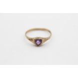 9ct gold and amethyst solitaire heart ring. Ring size P. Weight: 1.1g. Shipping Group (A).