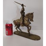 Heavy solid brass figure of a knight on horseback. H:35 x L:28 cm. Shipping Group (B).