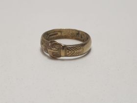 9ct gold buckle ring, size W. Shipping Group (A).