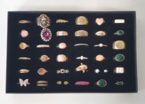 36 costume rings in presentation case. Shipping Group (A).