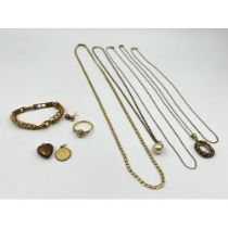 34g of vintage rolled gold jewellery. Shipping Group (A).