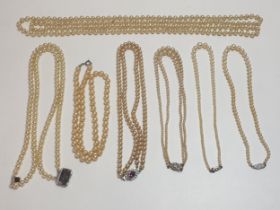 Large quantity of beaded necklaces. Shipping Group (A).