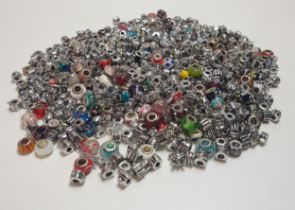 1.5kg of jewellery charms. Shipping Group (A).