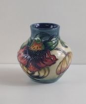 Moorcroft vase. H:9 cm. Shipping Group (A).