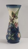 Moorcroft vase. H:13 cm. Shipping Group (A).
