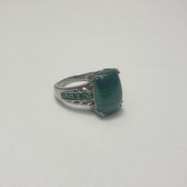 .925 silver and green malachite ring, size R. Shipping Group (A).