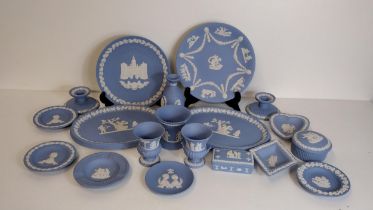 22 pieces of blue and white jasperware. Collection only.