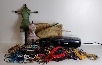 Assorted costume jewellery etc. Shipping Group (A).