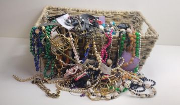 8½ kilo of assorted costume jewellery. Shipping Group (B).