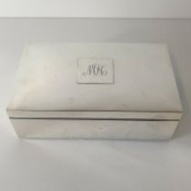 Sterling silver cigar box, gross weight 1118g, London Hallmark. H:6 x L:20 x W:12 cm. Shipping Group