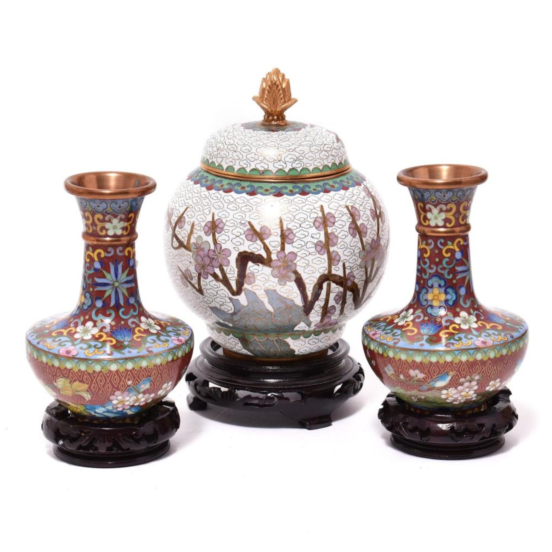 Deckelgefäß und ein Paar Vasen. China | Cloisonné, wohl Kupfer, tlw. vergoldet.