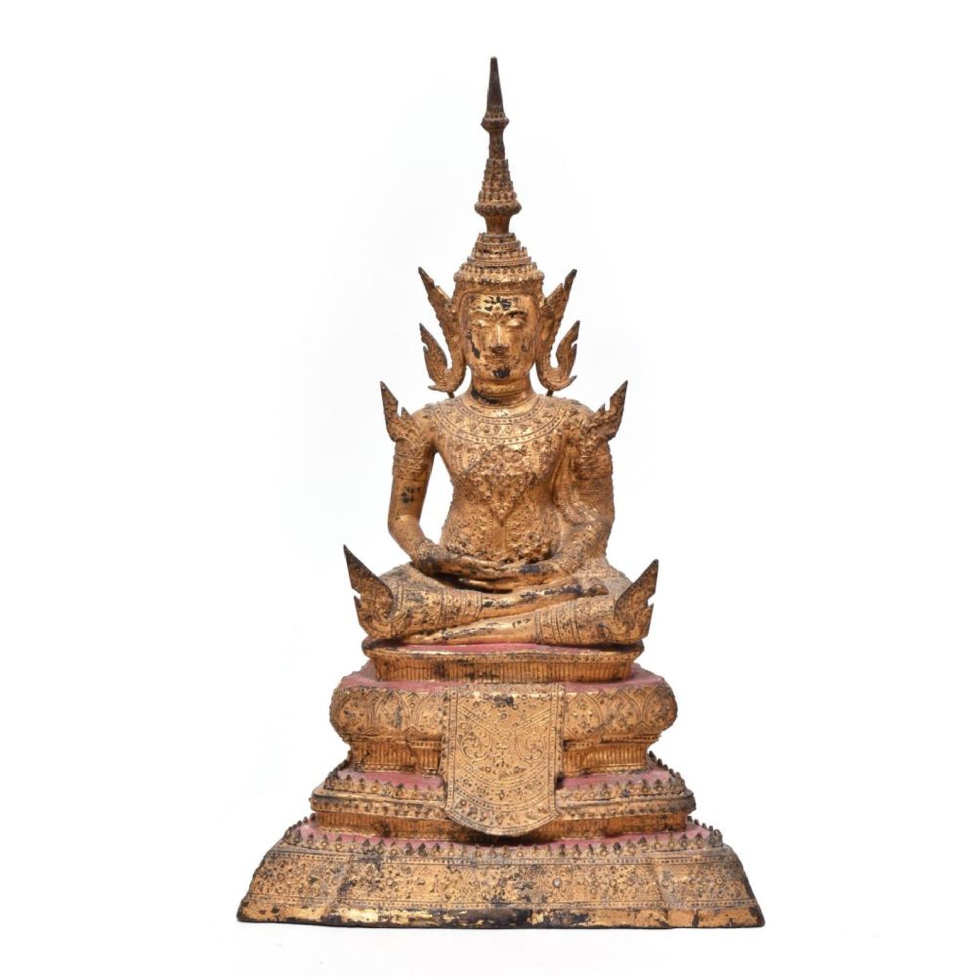 Sitzender Buddha. Thailand, Rattanakosin-Stil | Gelbguss, Gold-, Rot- und Schwarzlack.