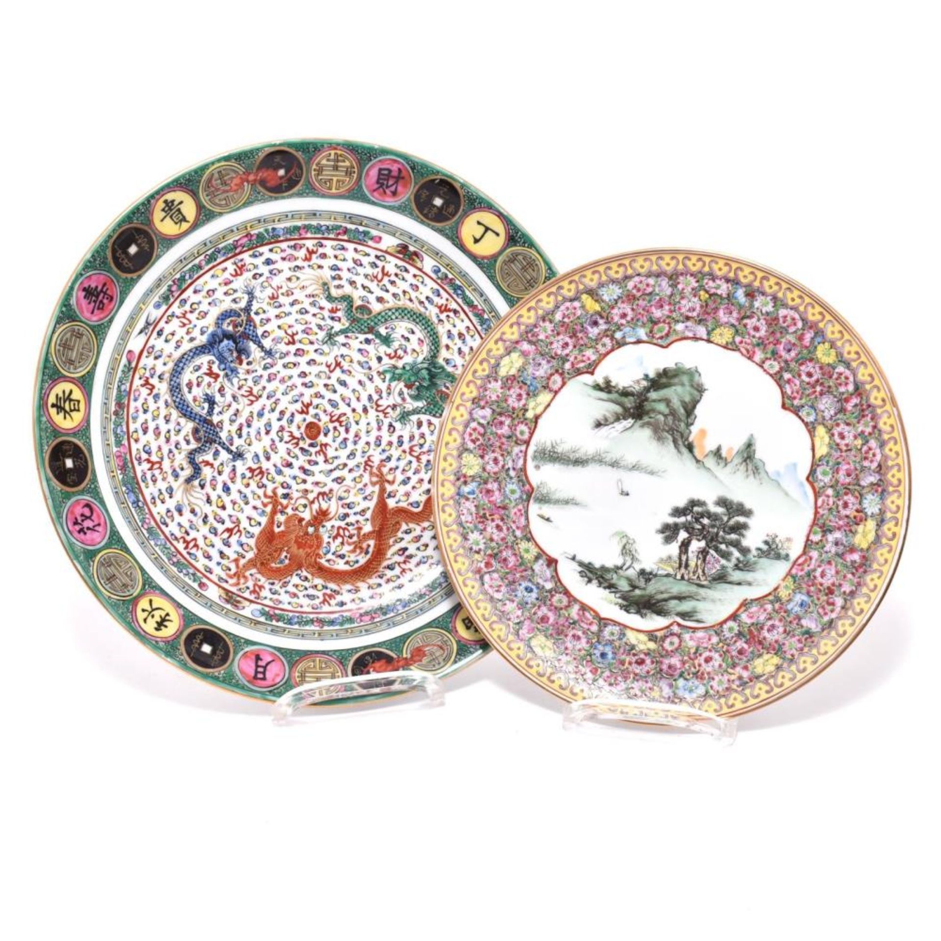 Zwei Platten. China, 20. Jh. | Porzellan, Farb- und Goldstaffage.