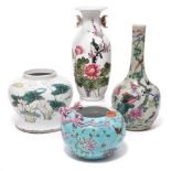 Vier Vasen. China, wohl 20. Jh. | Porzellan, Schmelzfarbendekor, tlw. Goldstaffage.