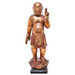 Buddha als Kind. Wohl China | Holz, geschnitzt, rot und goldfarben gefasst.