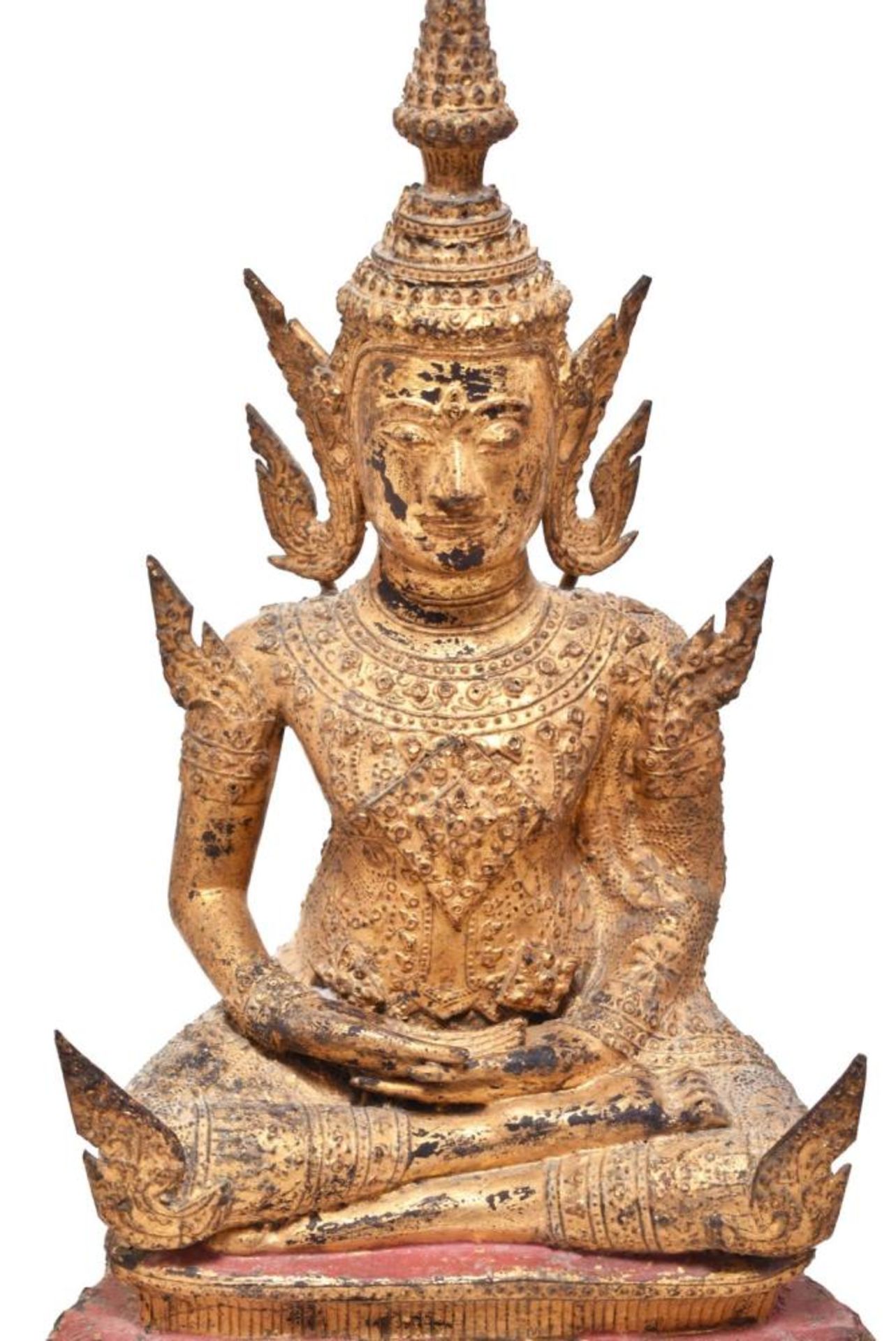 Sitzender Buddha. Thailand, Rattanakosin-Stil | Gelbguss, Gold-, Rot- und Schwarzlack. - Image 2 of 4