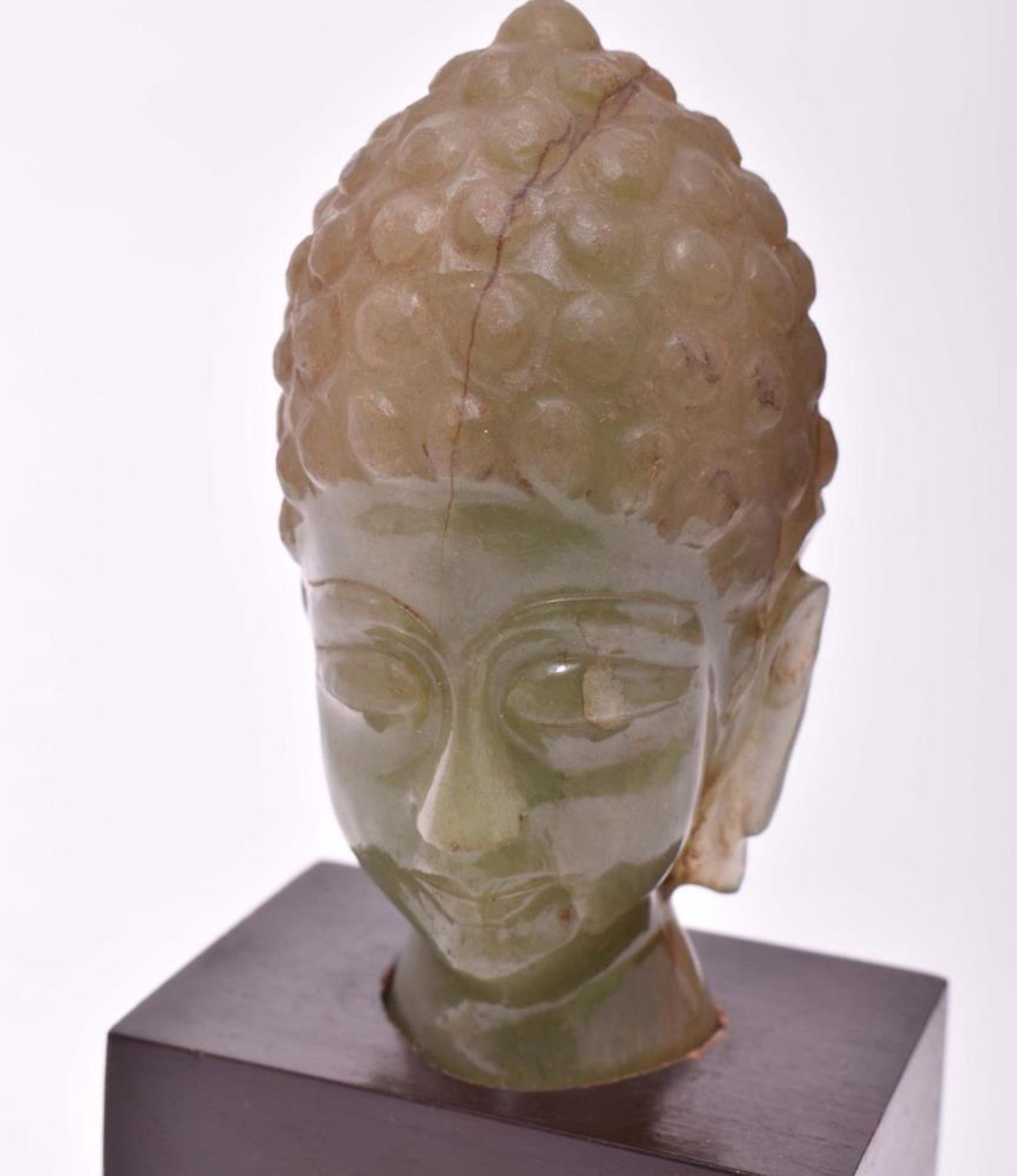 Buddhakopf. Jade (?), geschnitzt. - Bild 3 aus 3