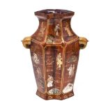 Vase. Wohl China, Qing | Wohl Pappmaché, Lack, Gold- und Silberstaffage.