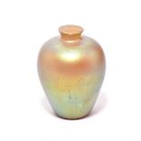Kleine Vase. Farbloses Glas, weiß unter- und irisierend überfangen.