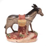 Esel mit Packsattel. England, wohl Staffordshire | Keramik, farbig staffiert.