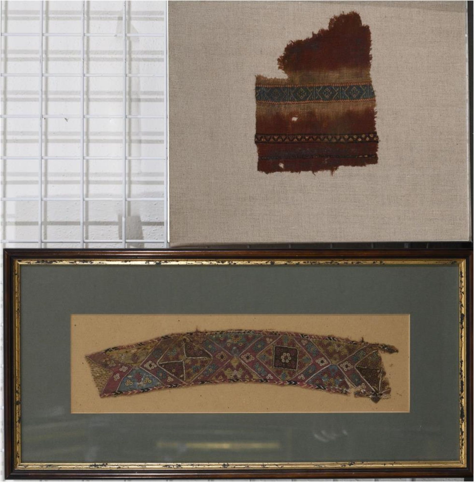 Zwei Textilfragmente. Wohl koptisch u.a. | Gewebe, bestickt. - Image 2 of 2