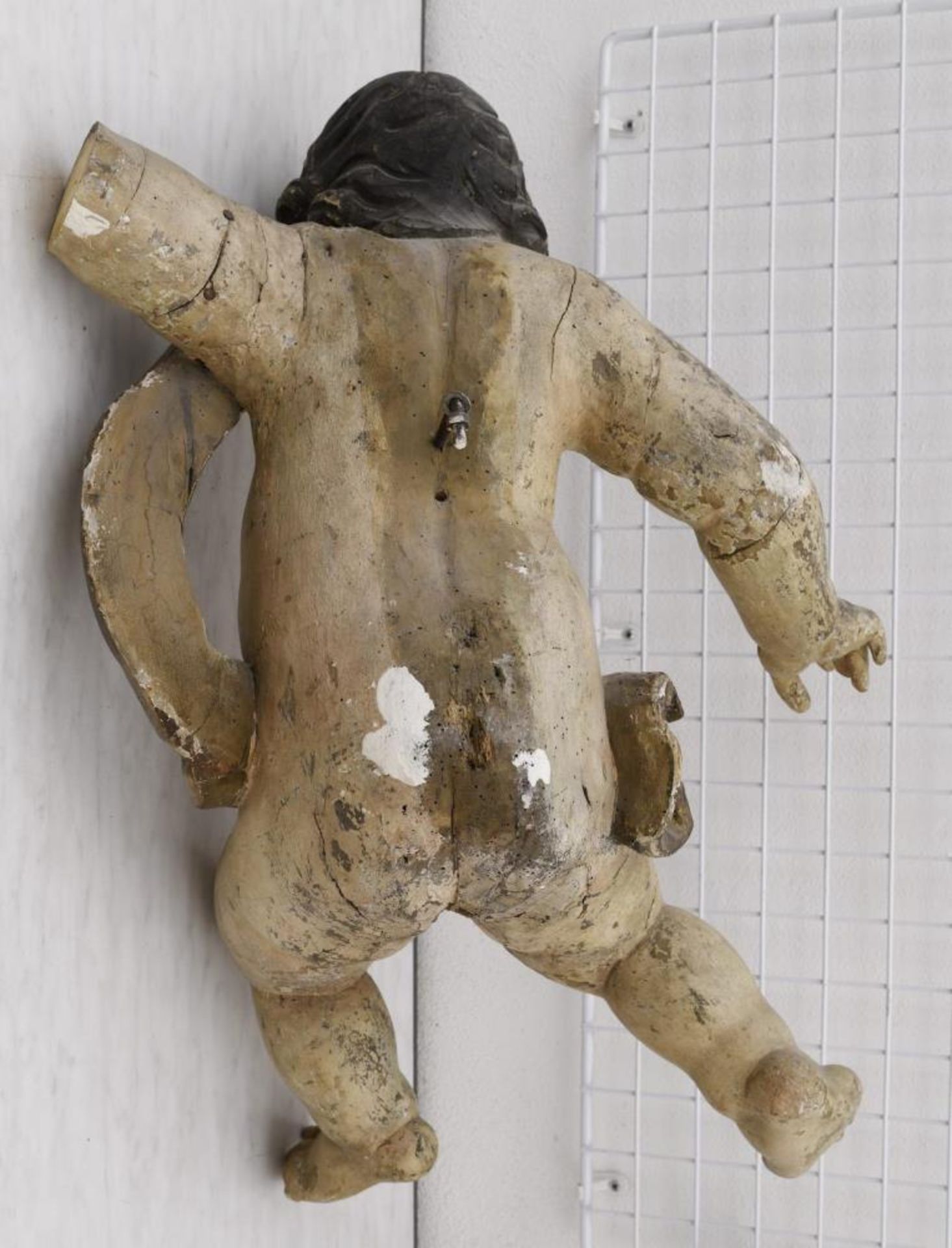 Großer Putto. Süddeutsch, 17./18. Jh. | Holz, geschnitzt, Farb- und Goldfassung. - Bild 2 aus 2