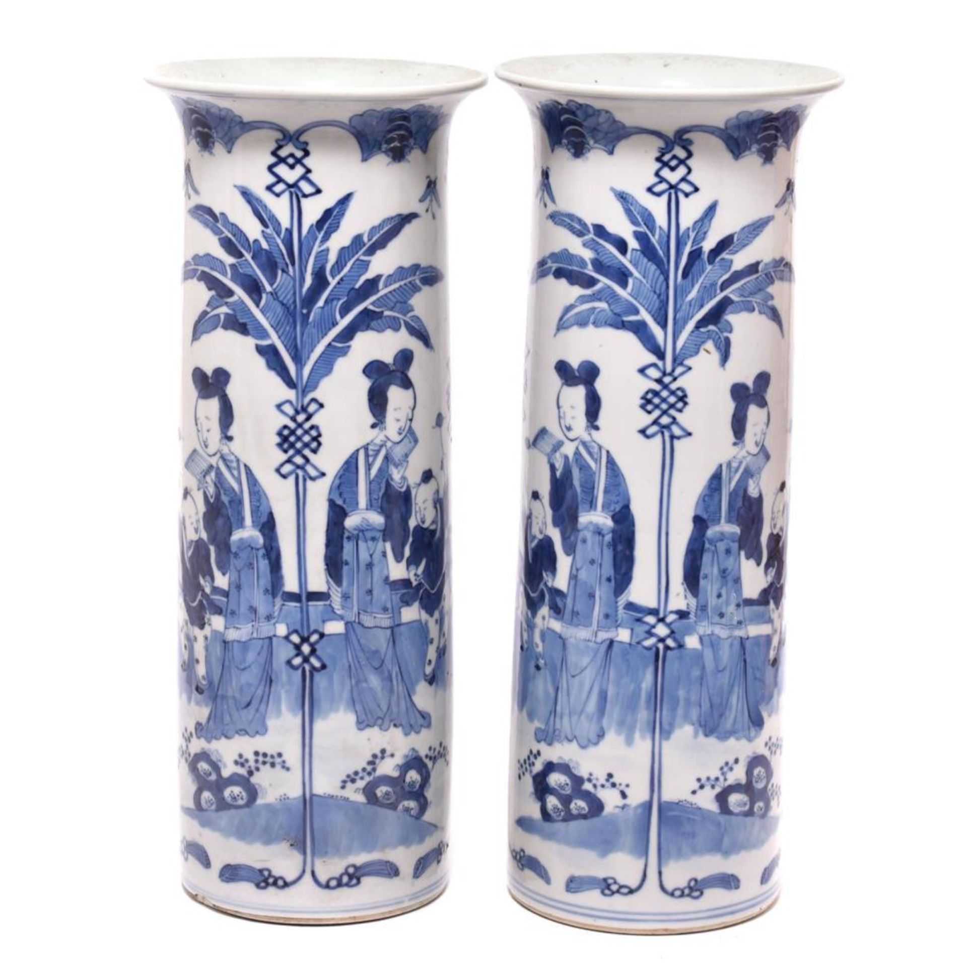 Ein Paar Stangenvasen. China, 1900/1920 | Porzellan, blaue Unterglasurstaffage.