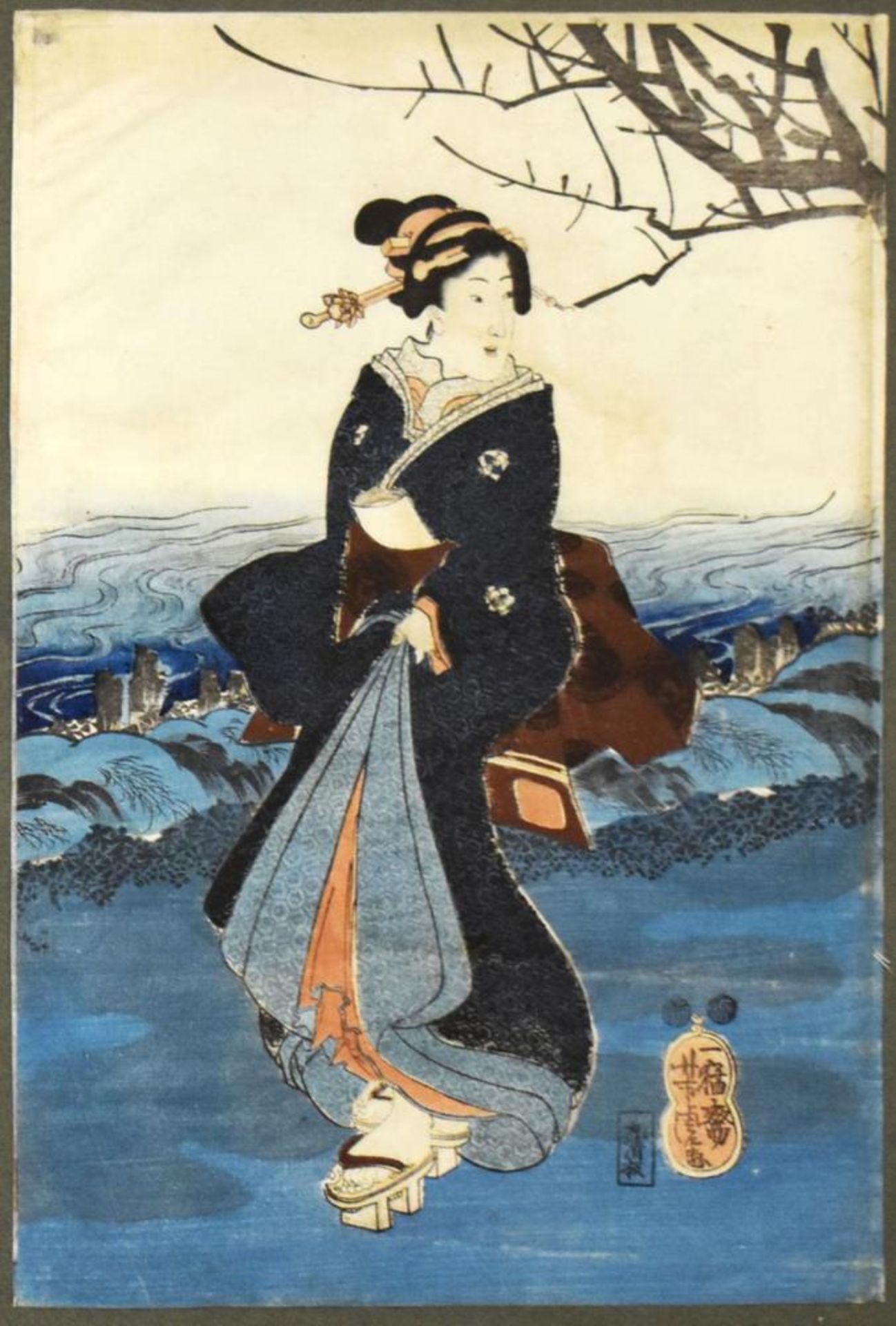Geisha vor Küste / Geisha vor Landschaft mit Berg. Japan, wohl 19. Jh. | Zwei Farbholzschnitte. - Bild 3 aus 3
