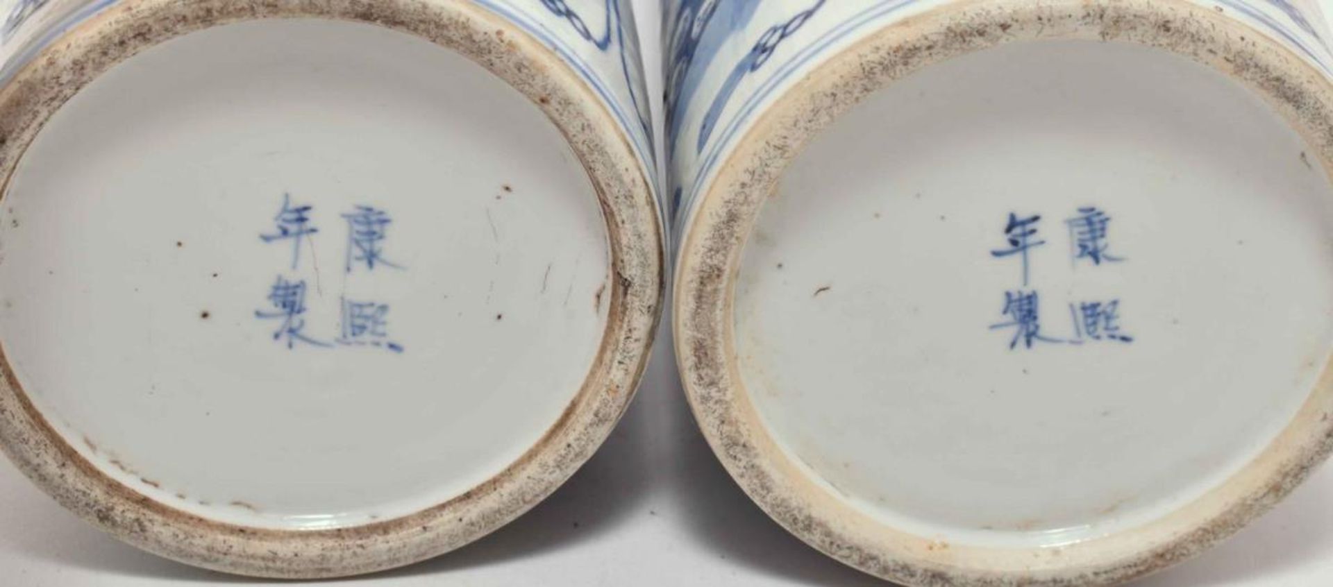 Ein Paar Stangenvasen. China, 1900/1920 | Porzellan, blaue Unterglasurstaffage. - Bild 2 aus 2