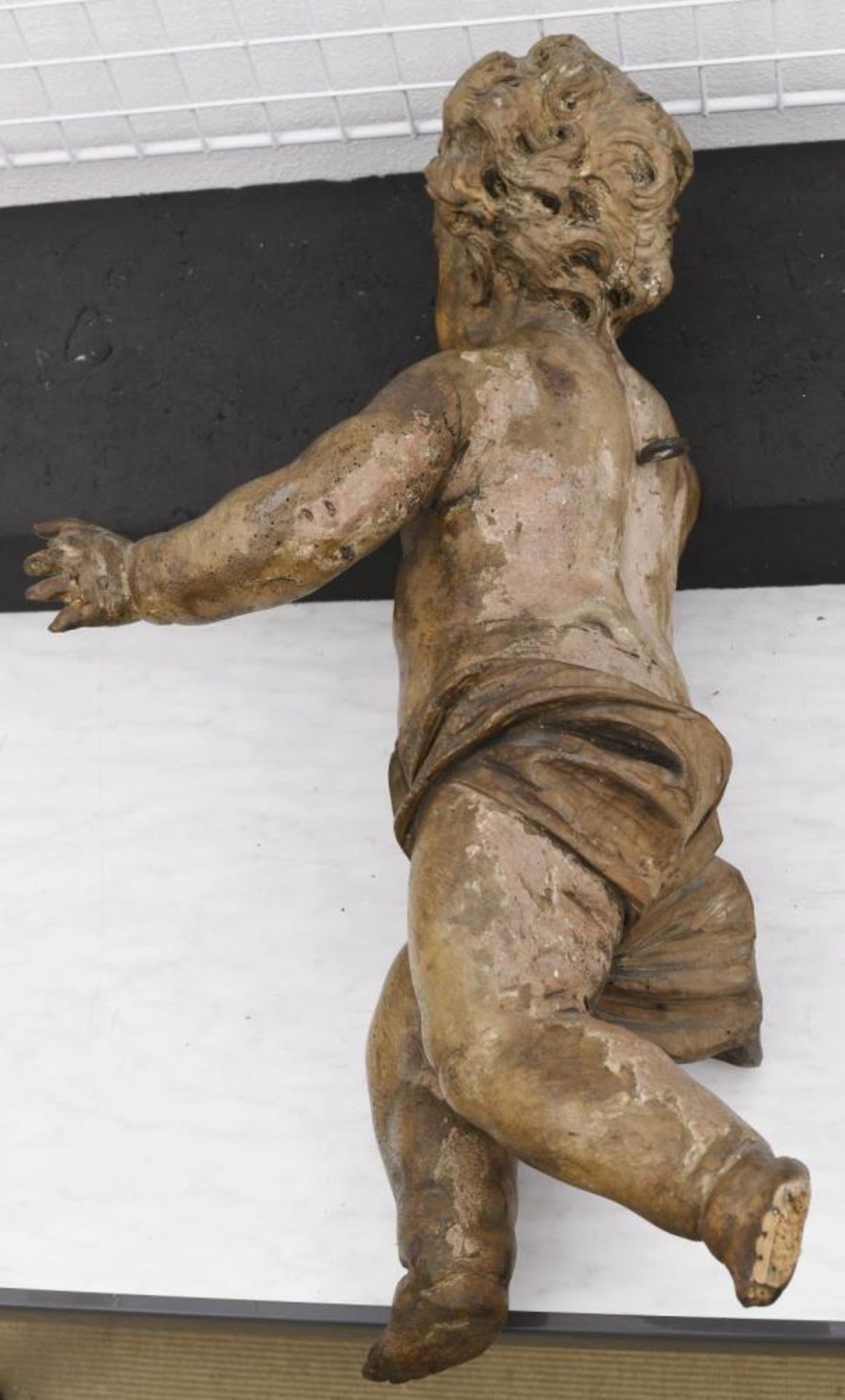 Großer Putto. Süddeutsch, 18. Jh. | Holz, geschnitzt, gebeizt. - Bild 2 aus 2