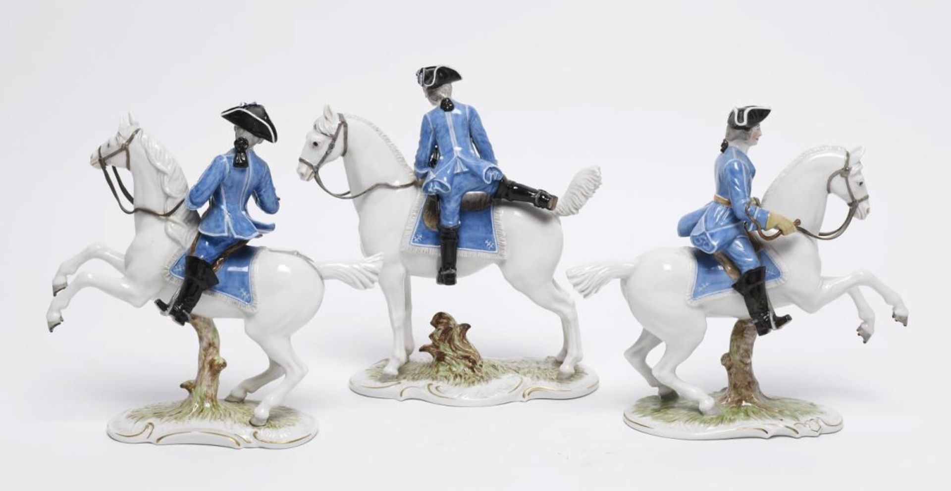 Drei Reiter aus der Blauen Jagd. Nymphenburg, nach Entwürfen von August Göhring | Porzellan, Farb... - Image 2 of 2