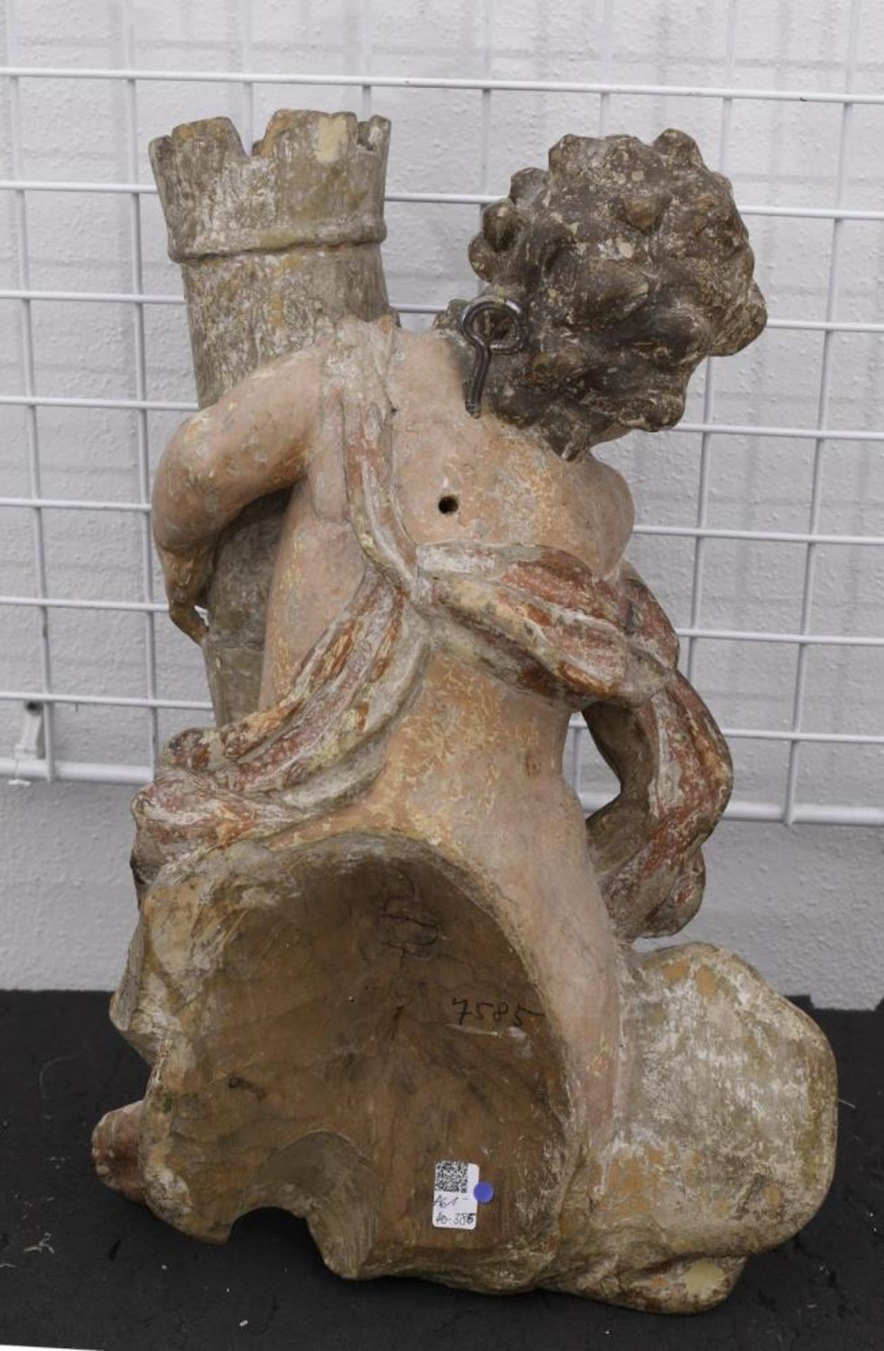 Putto mit Turm. Süddeutsch, 18. Jh. | Holz, geschnitzt, Farb- und Goldfassung. - Bild 2 aus 2