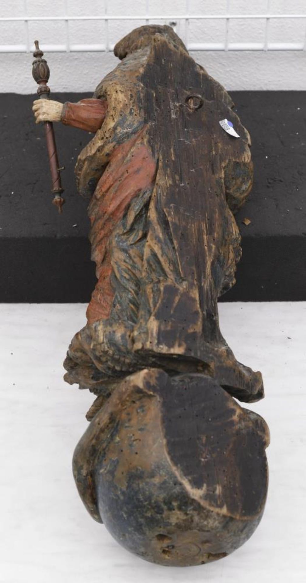 Madonna mit Kind. Alpenländisch, wohl 17. Jh. | Holz, geschnitzt, farbig gefasst. - Image 2 of 2