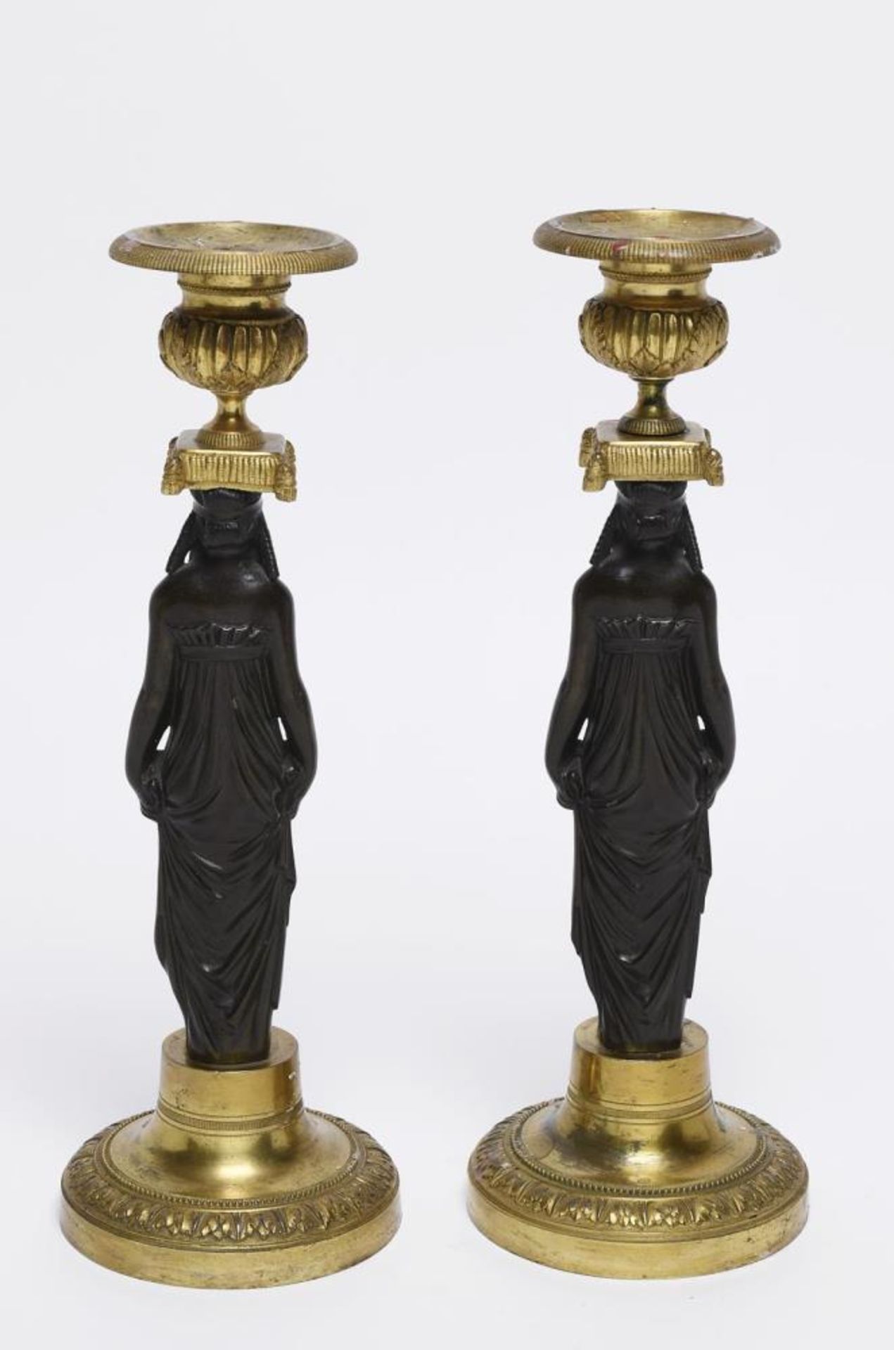 Ein Paar figürliche Leuchter. Wohl Frankreich, 19. Jh. | Bronze, dunkel patiniert, tlw. vergoldet. - Bild 2 aus 2