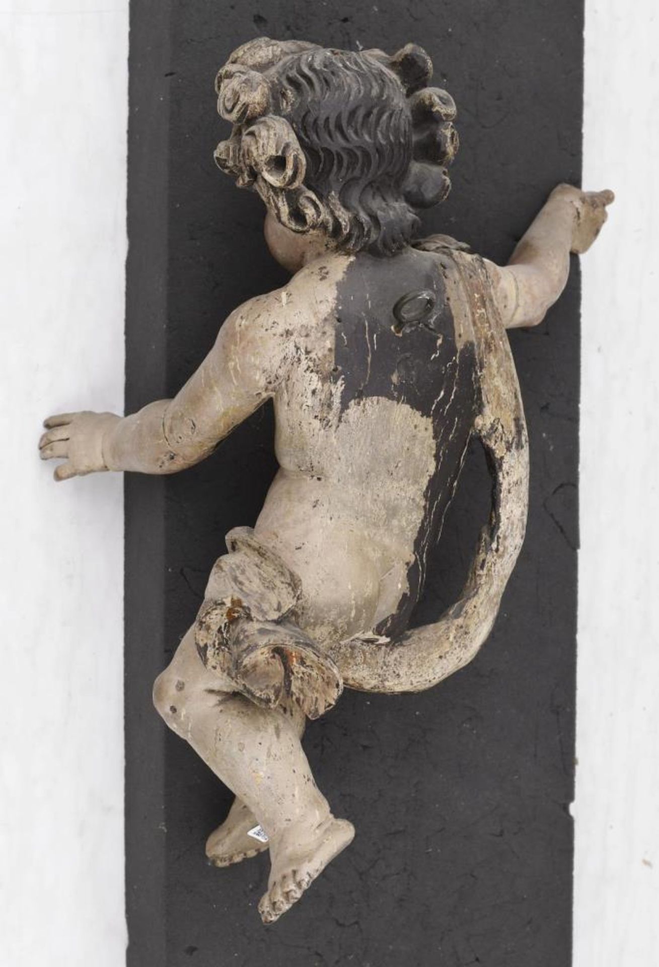 Putto. Süddeutsch, 18. Jh. | Linde, geschnitzt, farbig gefasst. - Bild 2 aus 2