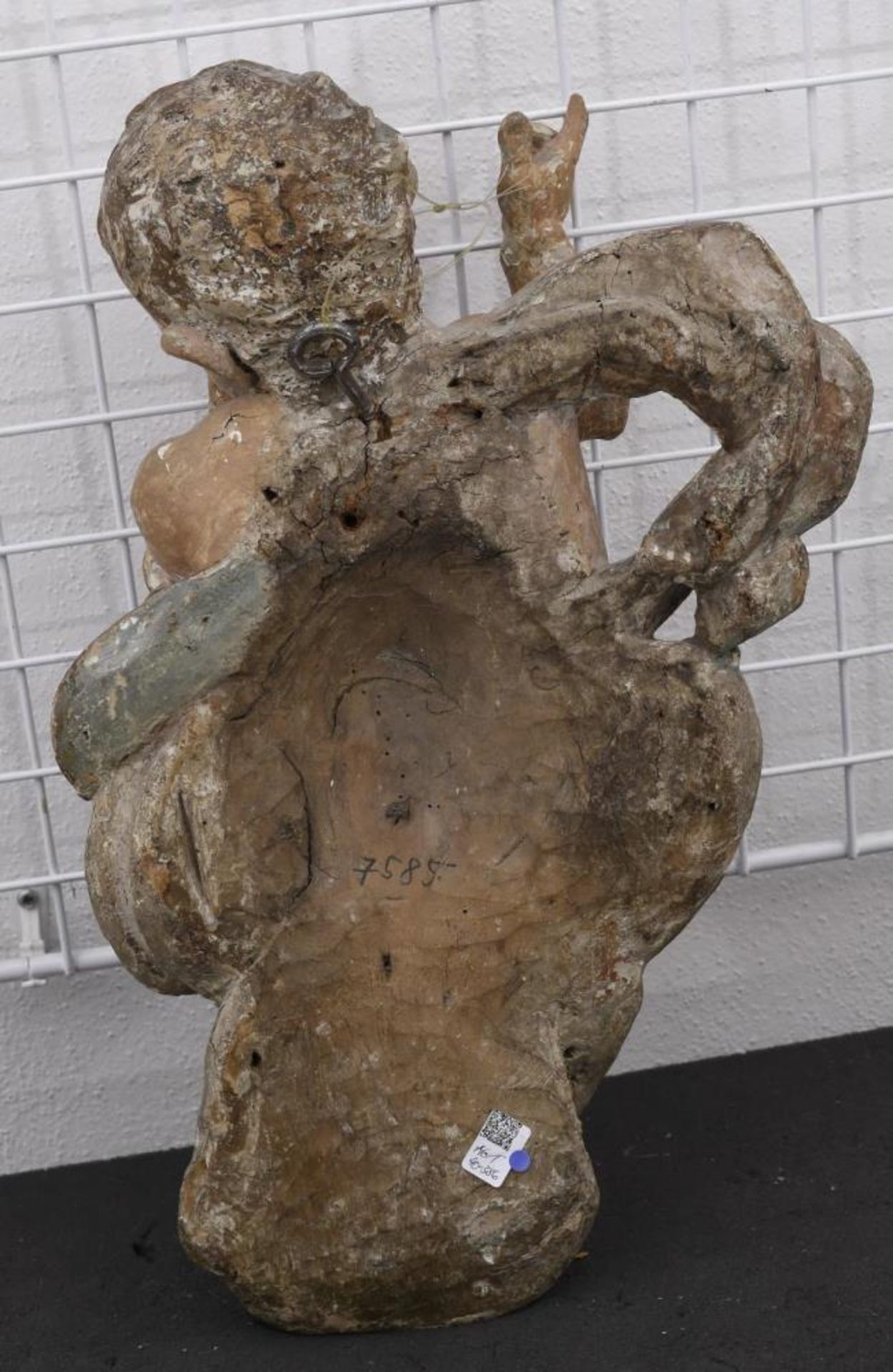 Putto mit Wolke. Süddeutsch, 18. Jh. | Holz, geschnitzt, Farb- und Goldfassung. - Bild 2 aus 2