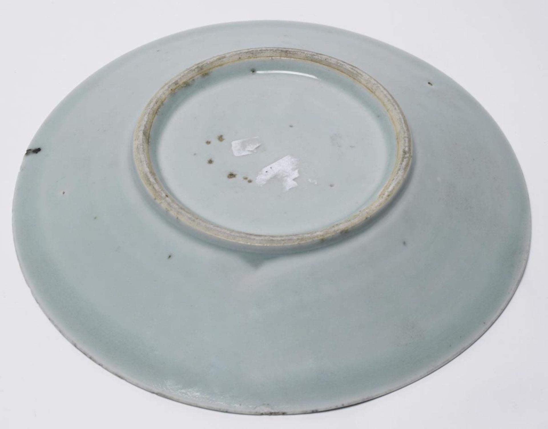 Teller. China, Qing-Dynastie, 17./18. Jh. | Porzellan, Seladonglasur. - Image 2 of 2