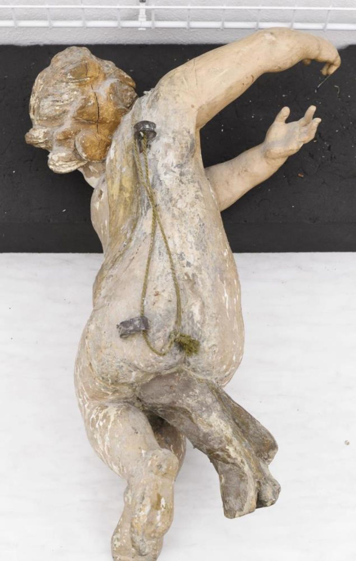 Großer Putto. Süddeutsch, 18. Jh. | Holz, geschnitzt, Farb- und Goldfassung. - Image 2 of 2