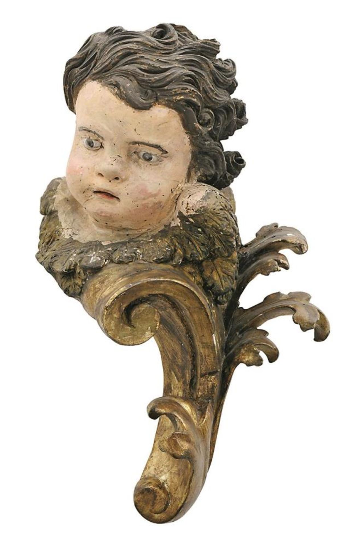 Puttenkopf mit Volute. Italien, 18. Jh. | Holz, geschnitzt, Farb- und Goldfassung. Glasaugen.