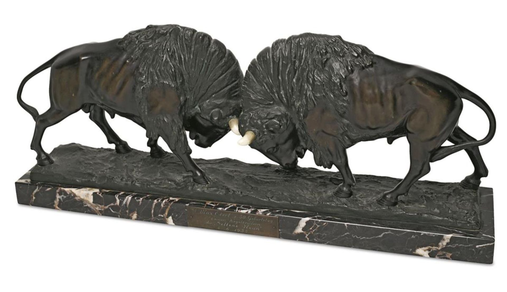 JENSEN, PEDER. Zwei kämpfende Bisons. Bronze, wohl Horn.