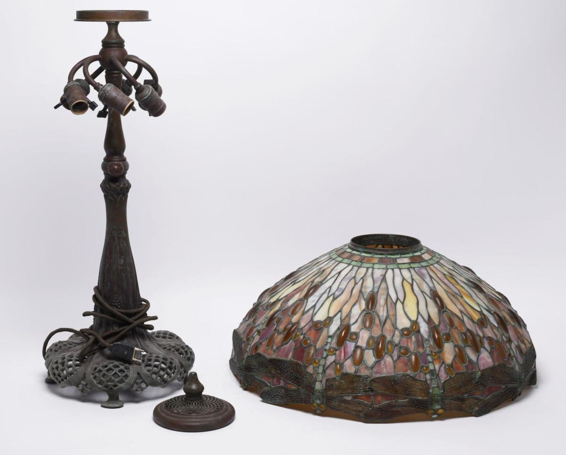 Tischlampe. 20. Jh., im Stil von Tiffany | Patiniertes Metall, Bleiverglasung. - Image 2 of 2