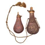 Zwei Pulverflaschen. Sheffield, James Dixon & Sons, u.a. | Messing, Kupfer u.a.