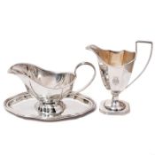 Kännchen und Saucière. London, 1896 bzw. Schwäbisch Gmünd, Wilhelm Binder | Silber.