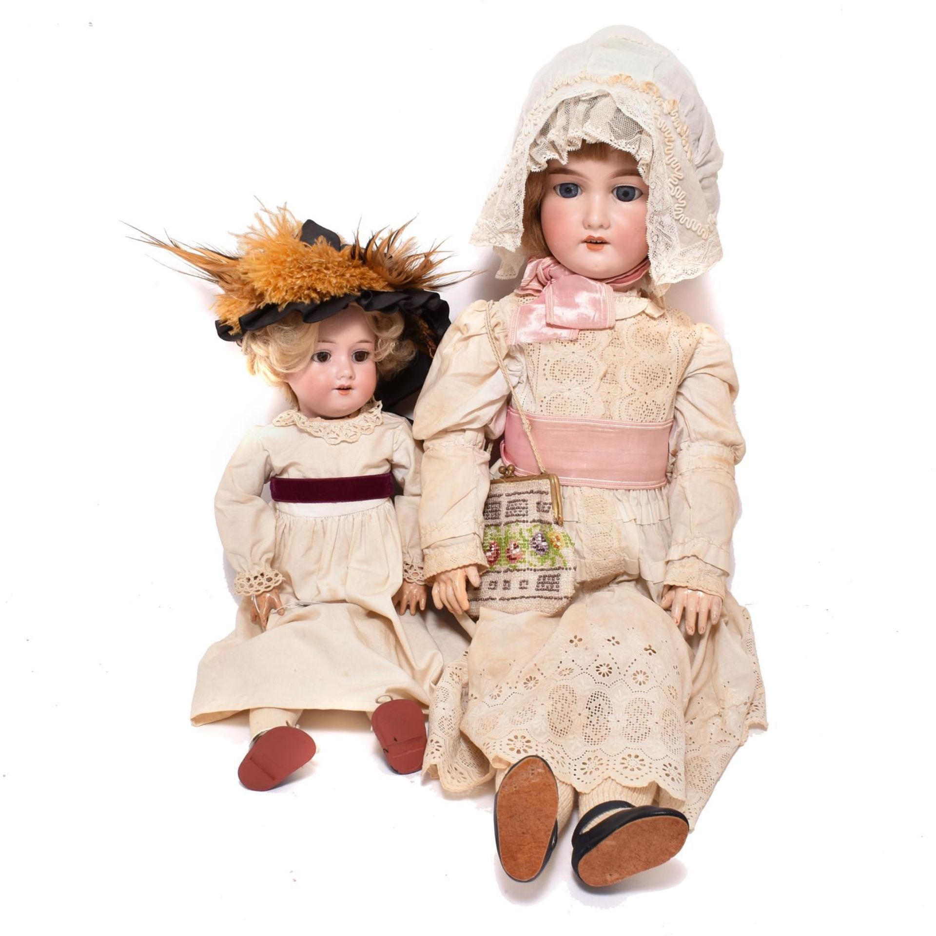 Zwei Puppen. Armand Marseille, Ende 19./Anfang 20. Jh. | Porzellankurbelköpfe, Mischmasse- bzw. H...