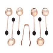 Zuckerzange und sechs Kaffeelöffel. Birmingham, 1937/38, William Suckling Ltd | Silber, wohl Holz...