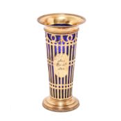 Vase. Wohl USA, 19. Jh. | Silber, vergoldet, blaues Glas.