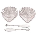 Ein Paar Muschelschalen und Messer. London bzw. Sheffield, 1895/96, Goldsmiths & Silversmiths Co...