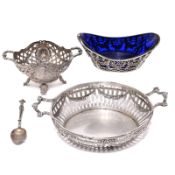 Drei Schalen, ein Andenkenlöffel. Deutschland bzw. Frankreich | Silber, einmal blaues Glas.