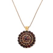 Kette mit Anhänger. Wien, Österreich, ab 1925. 14 K GG. Marken: 585.