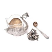 Salzschälchen mit Löffel / Anhänger "Hl. Georg". Deutschland, 19./20. Jh., u.a. | Silber, einmal...